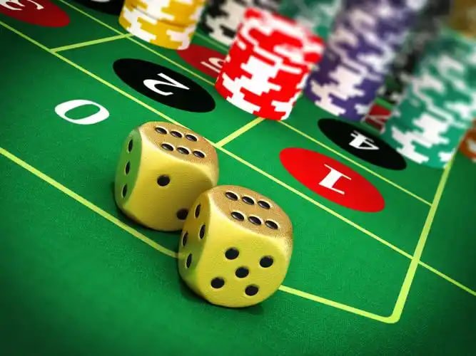 Studio live dealer Evolution Gaming menampilkan dealer profesional, meja kasino premium, dan peralatan broadcast multi-kamera